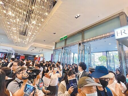 新光三越台中中港店一開門吸引消費者魚貫而入,至中午來客人次就已破萬。(吳奕萱攝)