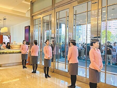 開幕前新光三越迎賓人員等待好久不見的光景。(吳奕萱攝)
