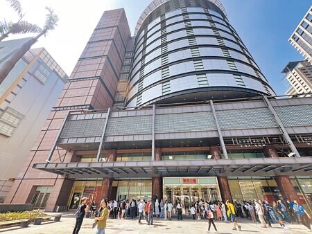 新光三越台中中港店氣爆後昨(27日)復業,讓許多台中忠實顧客支持朝聖。(吳奕萱攝)