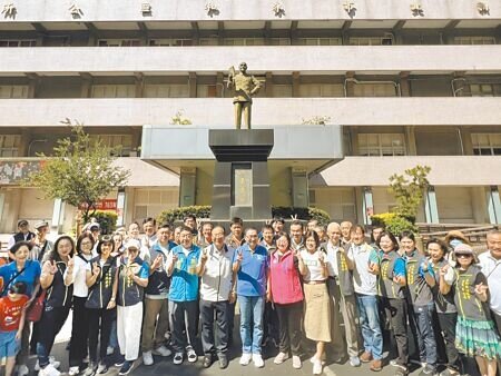 新北市政府推動永和行政園區公辦都更,新北市長侯友宜(前排中藍上衣者)等人在永和區公所前合影留念。(王揚傑攝)