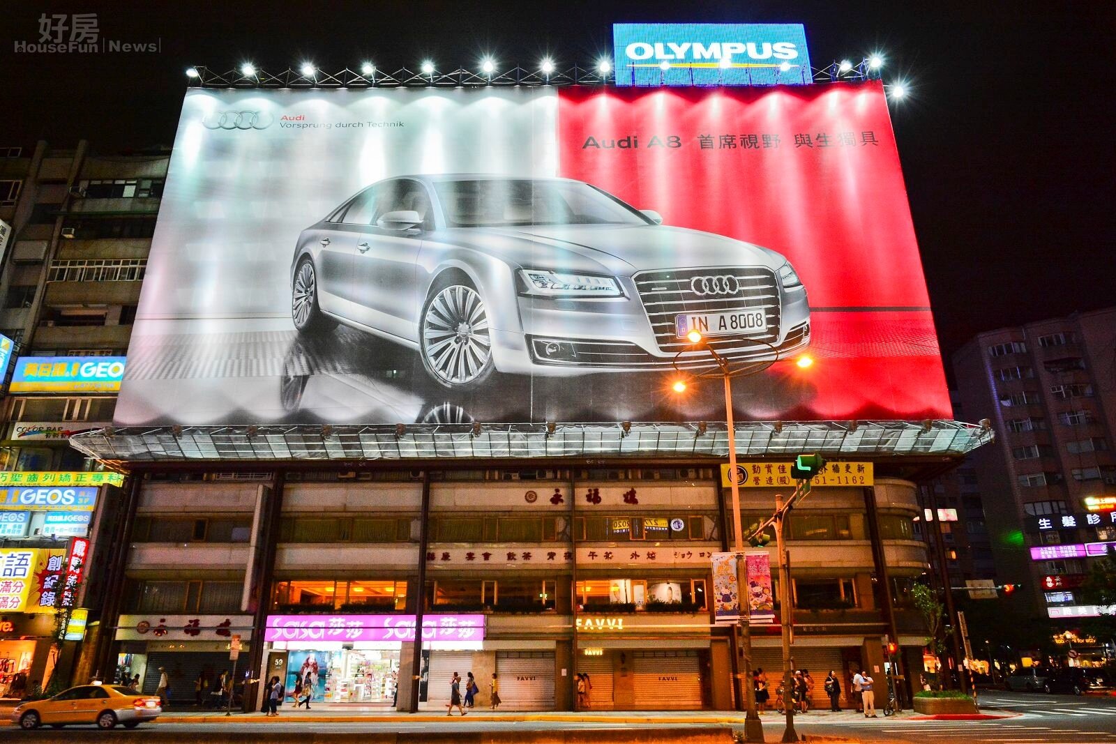 東區商圈老屋政府補助免費拉皮,並租借知名車商大打廣告賺取廣告費用。(好房News記者 陳韋帆/攝影)