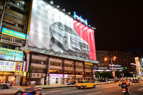 東區商圈老屋政府補助免費拉皮，並租借知名車商大打廣告賺取廣告費用。（好房News記者 陳韋帆／攝影）