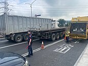 高雄貨櫃車二階專用道7月才通車...有新路塌　垃圾車左後輪陷天坑