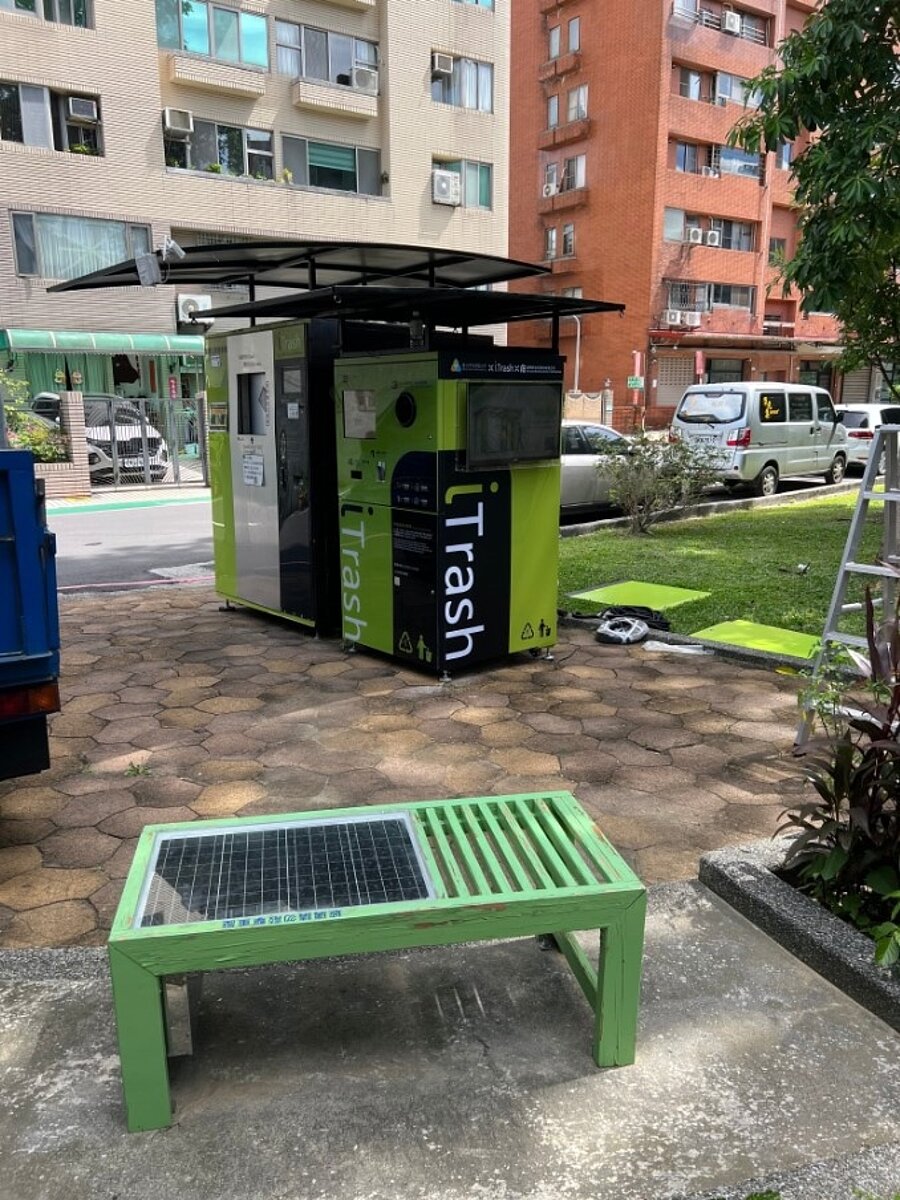 台北市內湖區公所首創「智慧鄰里公園」計畫,第一階段選定5處鄰里公園示範,除了可充電的智慧長椅,還放置智慧垃圾收集機、瓶罐回收機。圖/內湖區公所提供