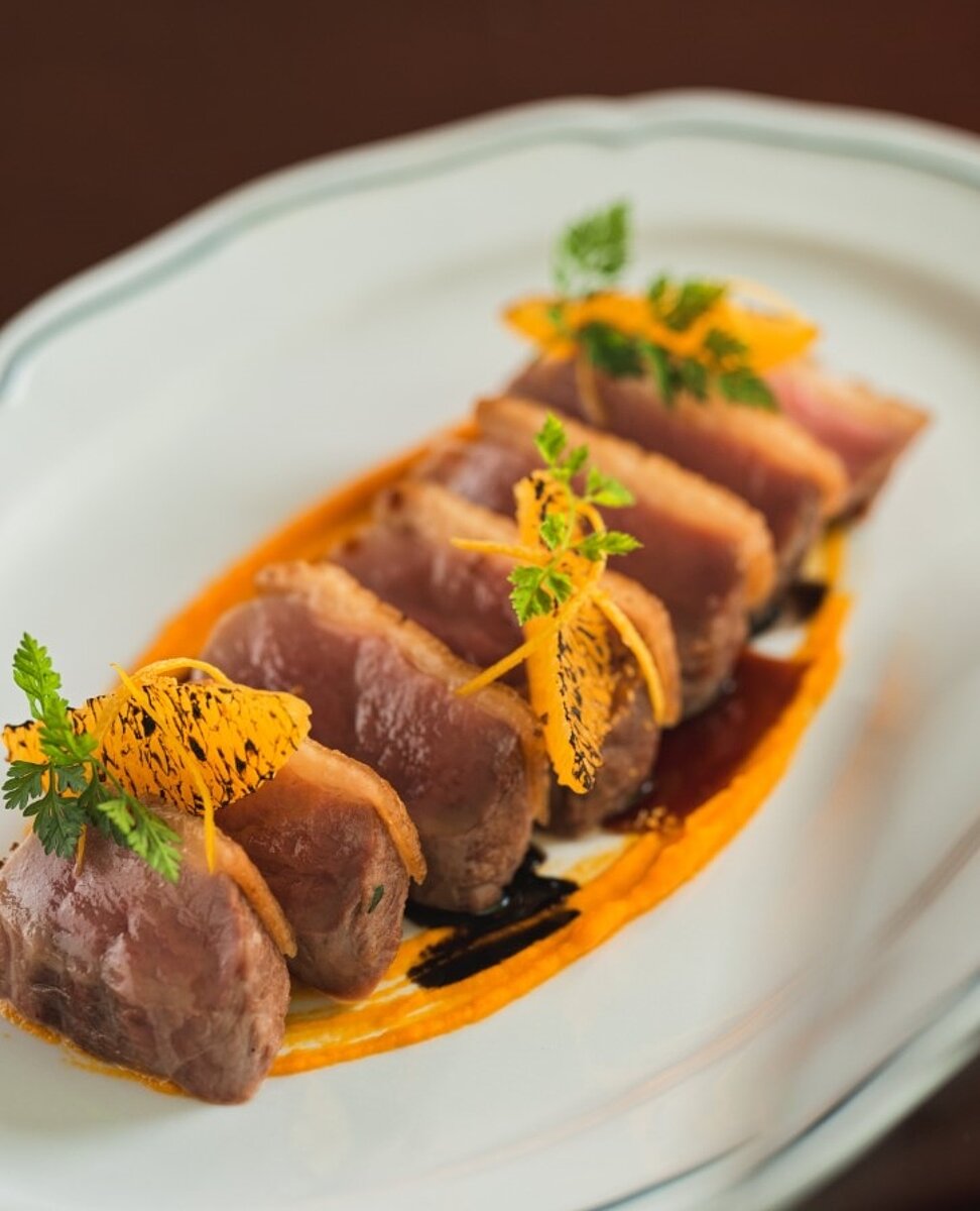 「潤煎鴨胸、苦橙醬」1,280元。圖/Chaud Doux提供