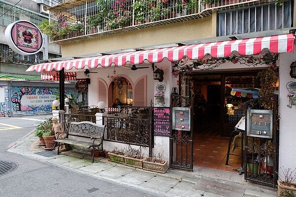 1.位於國父紀念館巷弄內的「傳奇玫瑰花園」，隱藏著三位高科技人的創業夢。