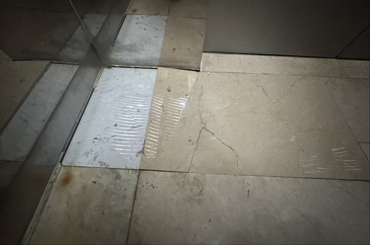 新光三越台中店復業，有民眾發現在先前事故受損的電梯內，地板磁磚破裂不堪，甚至有顧客踏入電梯時傳出碎裂聲響，有安全疑慮。圖／民眾提供
