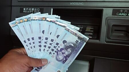 公股銀行說明,通常超過半年未往來且餘額較低的帳戶,突有金額轉入後,就可能被判定為可疑樣態;其次是開戶目的為薪轉卻逾一個月未有撥薪紀錄者;三是帳戶疑似有不法使用情形,銀行均會視情節輕重暫停其電子化交易等部分服務。圖∕本報資料照片