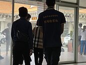 中刀倒臥車內　高雄建商父重傷女兒亡