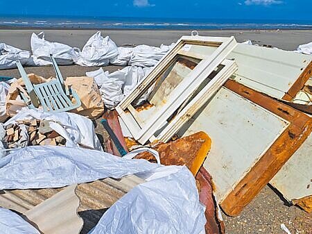 
四湖鄉仔寮海堤最近遭不肖人士在光天化日下棄置大量建築廢棄物。（周麗蘭攝）
