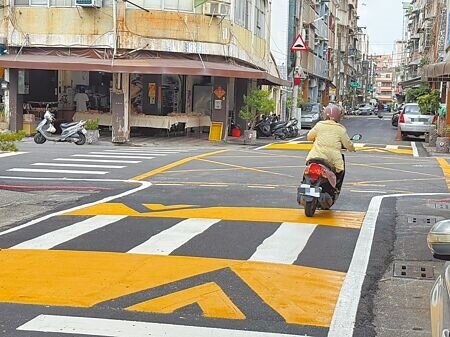 
高市交通局近期在鳳山區光華東路與和興街口設置「減速平台」，有效讓車輛物理性減速，藉此維護社區交通安全。（紀爰攝）
