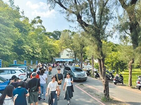 澄清湖風景區在7月由高市府接管後,傳出海洋奇珍園將於年底合約到期結束營運,近日周末湧入大批遊客,希望見海洋生物最後一面。(任義宇攝)