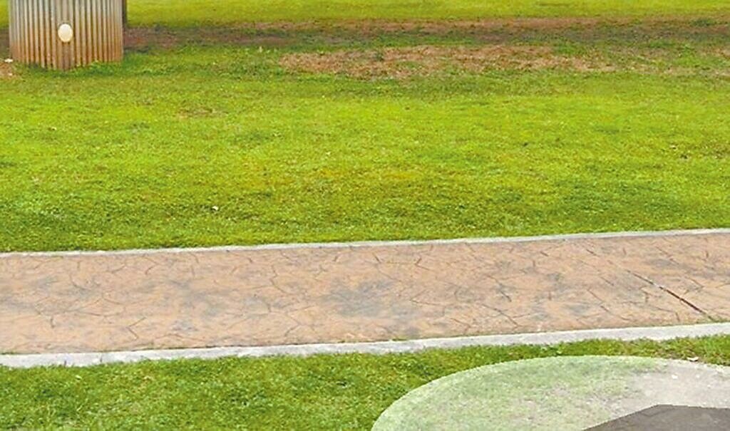 台北捷運北投段明德站至新北投站下方線形公園可供民眾休憩、騎乘自行車,但有民眾指出沿線鋪面凹凸不平,造成騎乘時上下跳動。圖/台北市議員張斯綱提供