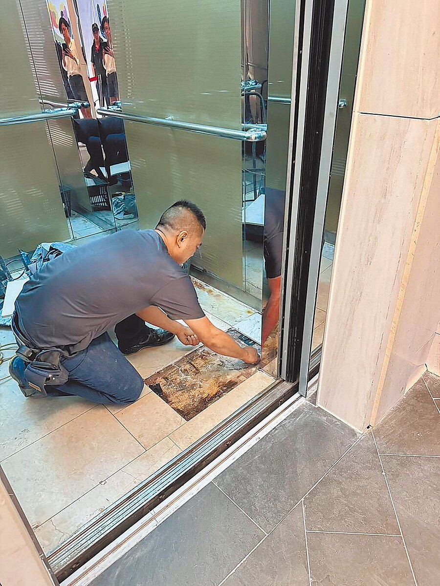新光三越台中店27日復業首日G區電梯地板磁磚因受力不均破裂,市府28日要求業者暫停使用並立即修復。圖/都發局提供