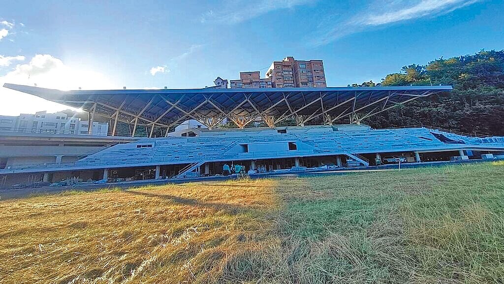 由於《財劃法》修正衝擊,外界擔心影響基隆市立田徑場工程以及進度。市府表示,田徑場工期未受影響,仍維持2026年8月暑假啟用。圖為田徑場施工現況。圖/基隆市教育處提供