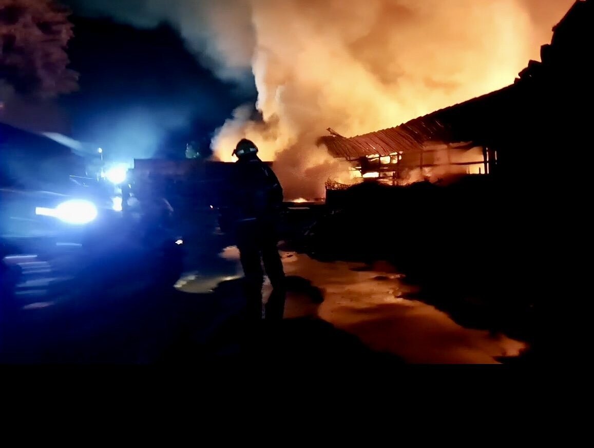 台南仁德工廠深夜大火廠房燒到倒塌，直到凌晨還沒撲滅。圖／讀者提供
