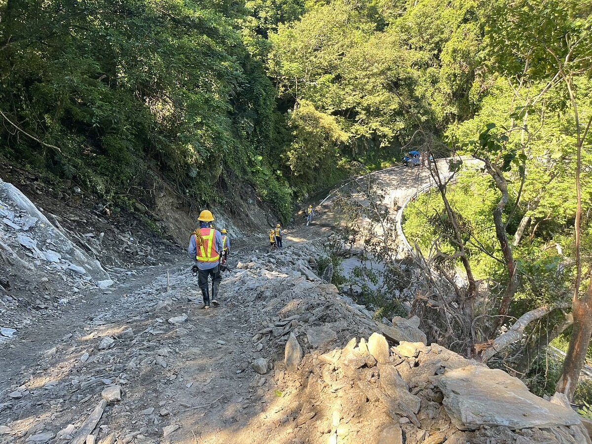 南橫西段728豪雨受損尚未完全復原,東段道路這次又因樺加沙颱風受重創,預計9月30日才能搶通車行便道,供利稻及霧鹿部落兩地居民往台東方向通行。圖/台電公司提供
