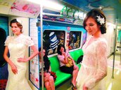 高捷「甜蜜列車」首航　車廂上演婚紗秀