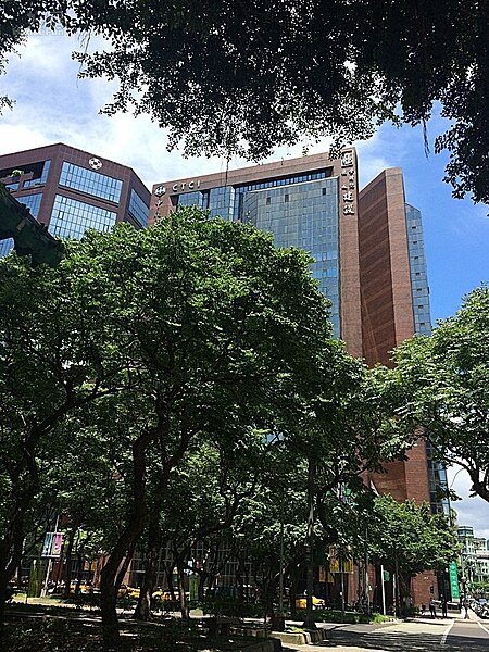 中鼎大樓綠蔭大道。(圖／吳光中)