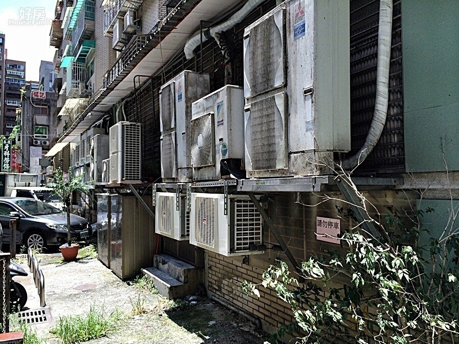 夏天冷氣機排出熱烘烘的熱氣,助長都會叢林的熱效應。(圖/吳光中)