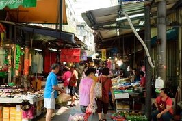 景美夜市是台北市中歷史十分久的夜市。白天為傳統市場，晚間則是人來人往好不熱鬧的夜市。由於緊鄰景美捷運站，周邊生活機能豐富，成為許多購屋族入主文山區的第一站。