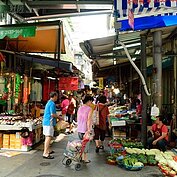 景美夜市是台北市中歷史十分久的夜市。白天為傳統市場，晚間則是人來人往好不熱鬧的夜市。由於緊鄰景美捷運站，周邊生活機能豐富，成為許多購屋族入主文山區的第一站。