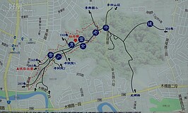 仙跡岩登山步道就在夜市附近，登高覽勝十分方便。