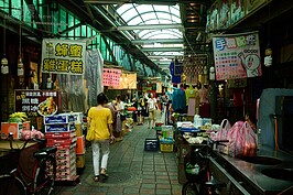 景美夜市是台灣夜市中少有不怕下雨的夜市，因為如同日本商街一樣有屋頂。