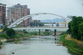 景美橋改建後，拱型的橋身成為當地的地標。