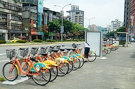 景美捷運站旁的YouBike站。