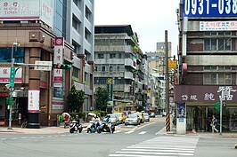 景福街與羅斯福路交會口街景。