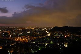 由仙跡岩上看台北落日夜景十分的美麗。