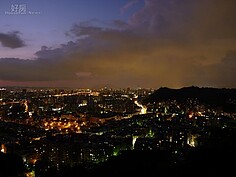 由仙跡岩上看台北落日夜景十分的美麗。