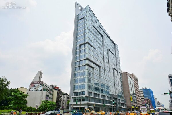 位於南京東路三段的宏盛國際金融中心，與捷運南京復興站為共構大樓。（好房News記者 陳韋帆／攝影）