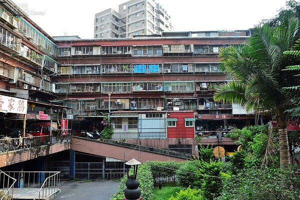 南機場公寓建構造型複雜,後方可見新大樓與舊公寓之差異。(好房News記者 陳韋帆/攝影)