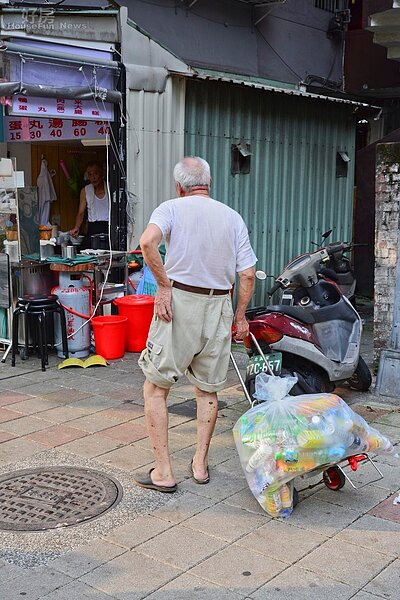 南機場公寓高齡化問題嚴重，路上幾乎都是年齡半百以上的長輩。（好房News記者 陳韋帆／攝影）
