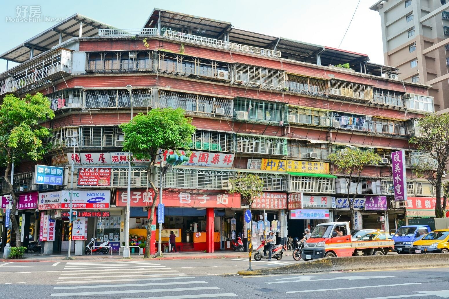 南機場公寓有不少特色商店,雖已老舊但更添一番復古與人情味。(好房News記者 陳韋帆/攝影)