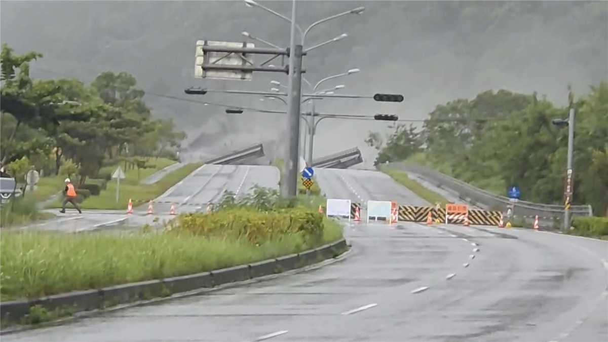 花蓮馬太鞍溪堰塞湖23日壩頂溢流，洪水及土沙迅速向下游移動，強勁水流竟沖毀馬太鞍溪橋，有人拍下橋梁被沖毀一瞬間直呼「真的很誇張」。圖／民眾提供

