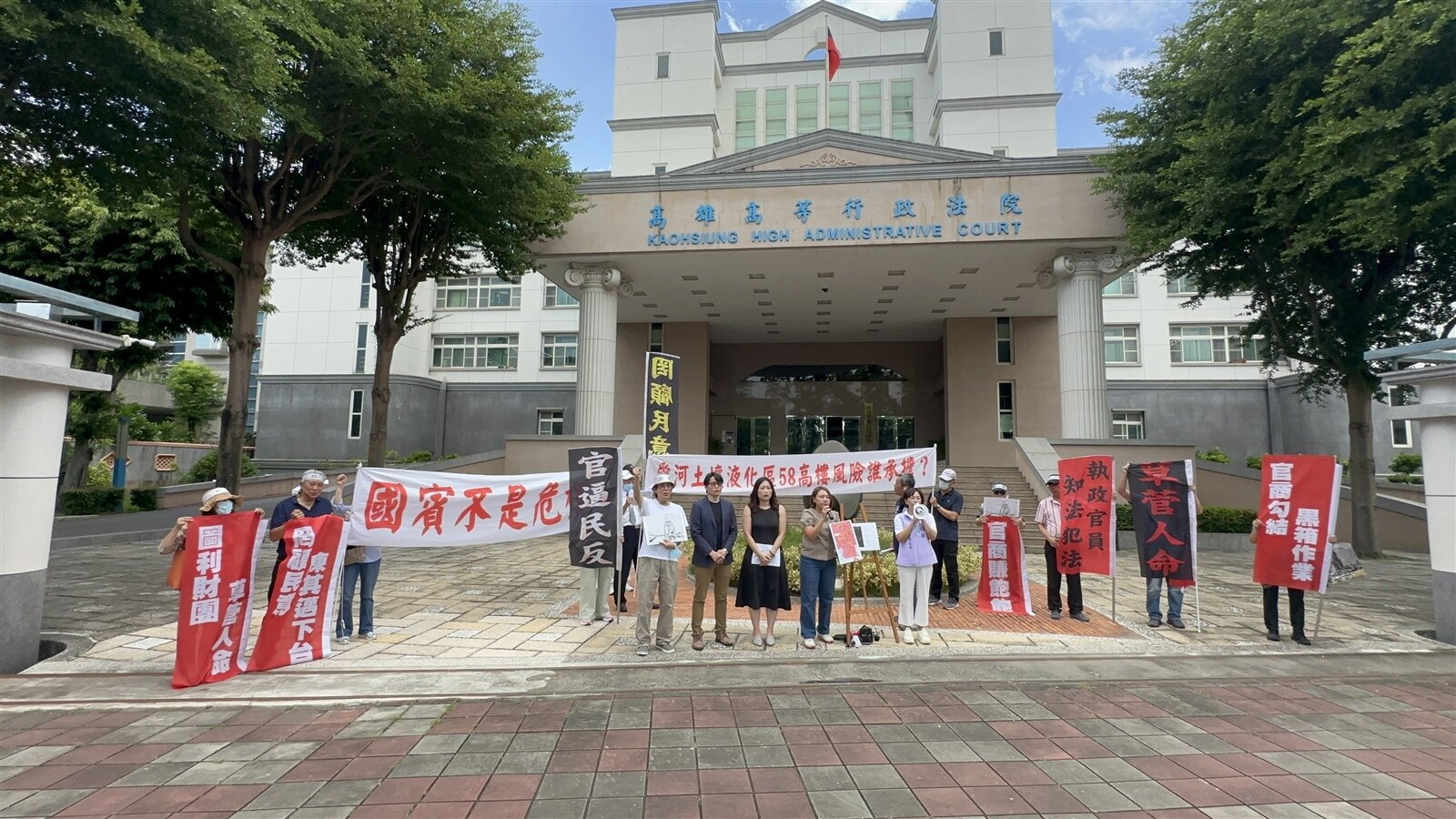 國賓不當容積自救會日前赴高雄高等行政法院遞狀聲請停止執行開發,但在今天已遭駁回聲請。圖/本報資料照