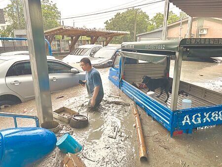花蓮縣萬榮鄉馬太鞍溪堰塞湖壩頂23日下午發生溢流,導致大量泥流瞬間傾瀉而下湧入光復鄉。(羅亦攝)