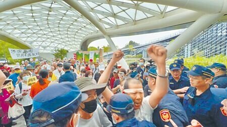 南投縣環保局23日進行名間垃圾焚化廠一階環評審查,環團數度與警察爆推擠。(楊靜茹攝)