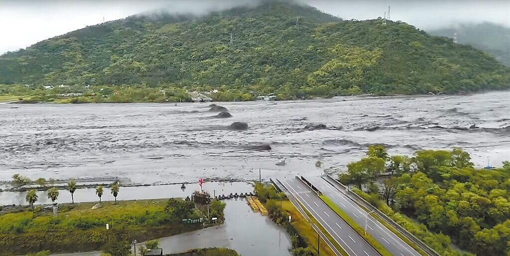 堰塞湖泥流向下游沖刷,馬太鞍溪橋不敵洪水遭沖斷。圖/東穩通運授權提供