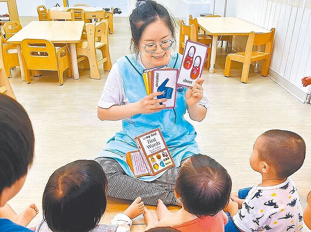 桃園市婦幼局2025年推出「友善托育補助2.0計畫」,全市公托2025年底將達61處、可收托1972人,並祭出托育人員久任獎金,同時推出托育補助2.0,已協助400名幼兒轉私托,減輕家長負擔。圖/桃園市婦幼局提供