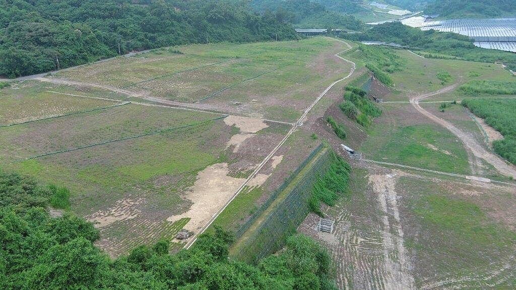 高雄大樹和山光電場重新人工施工覆蓋綠草,希望以此避免土壤沖刷危及下游居民安全。圖/記者巫鴻瑋翻攝