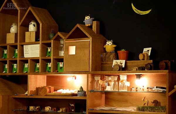 2.店內一角的層架上擺著手作的木屋收納小物。