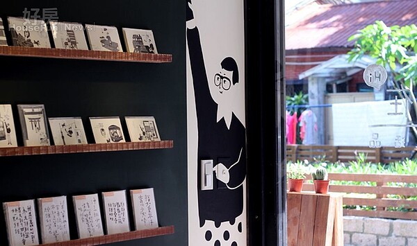 3.窗邊一整面的明信片牆,襯著手繪圖案很有特色。