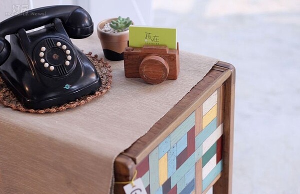 6.小邊桌擺上復古電話就很有味道。