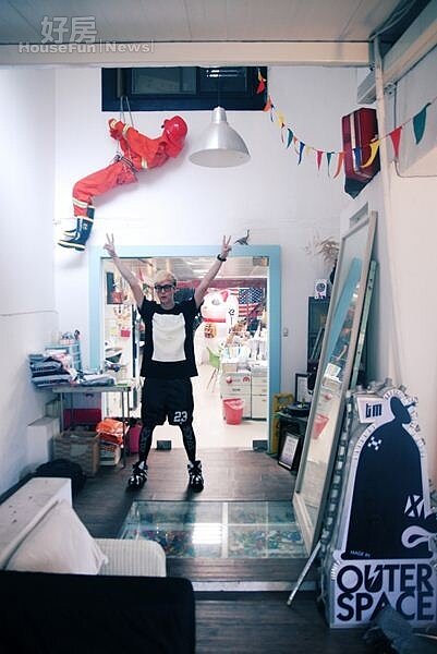 
4.辦公室上方放了個消防隊假人，門口還有一堆阿嬤時代用的東西，相當奇特。