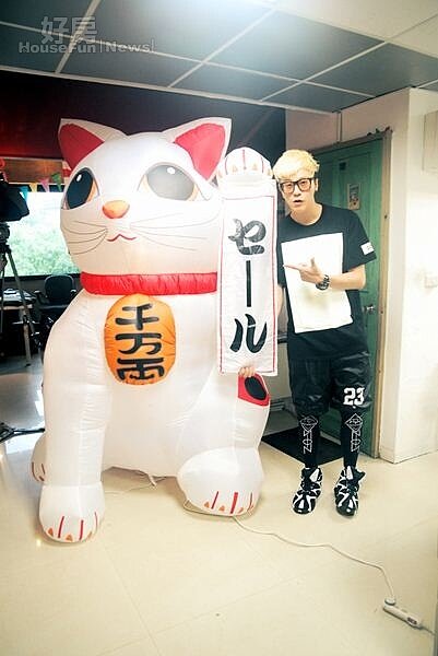 
5.超大隻的充氣招財貓也出現在辦公室裡。