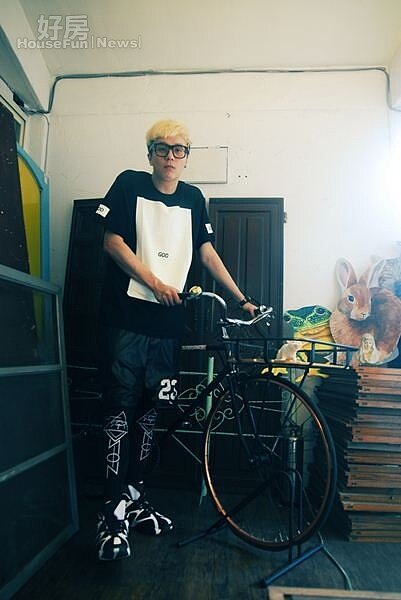 
3.廖人帥善於廢物利用，靠牆堆疊的門板，全是從眷村找來的。